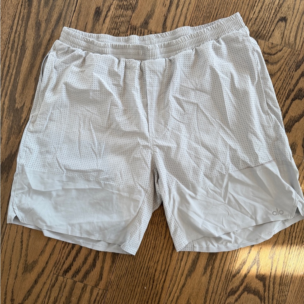 ALO Yoga Men's Light Gray Athletic Shorts